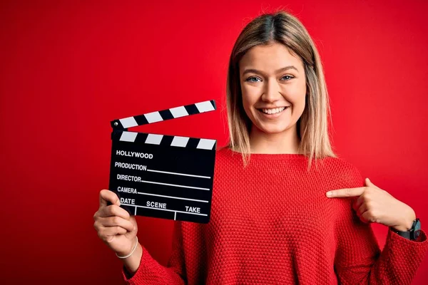 Junge Schöne Frau Mit Klapptafel Vor Isoliertem Rotem Hintergrund Mit — Stockfoto
