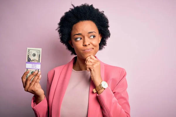 アフリカ系アメリカ人の若い女性で 巻き毛の銀行券を持っている女性が真剣に考えている質問に直面し 非常に混乱したアイデア — ストック写真