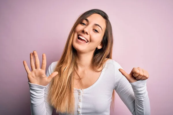 Jonge Mooie Blonde Vrouw Met Blauwe Ogen Dragen Witte Shirt — Stockfoto