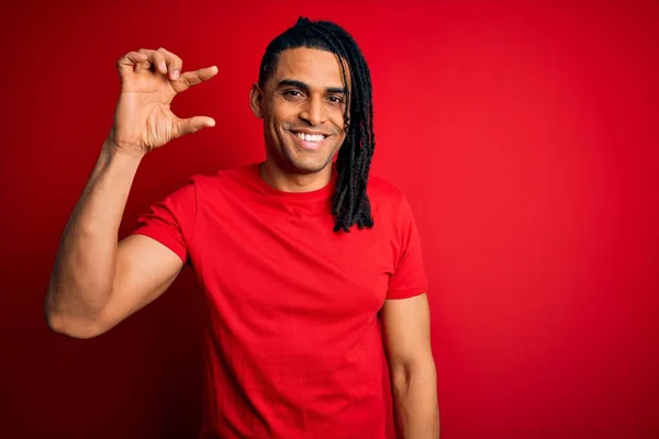 Genç Afro Amerikan Afrikalı Rastalı Kırmızı Tişört Giyen Gülümseyen Kendine — Stok fotoğraf