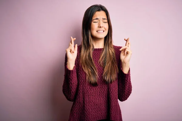 Giovane Bella Ragazza Indossa Maglione Casual Sfondo Rosa Isolato Gesticolando — Foto Stock