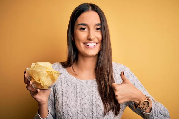 Jong Mooi Brunette Vrouw Holding Bowl Met Snack Aardappel Chips — Stockfoto