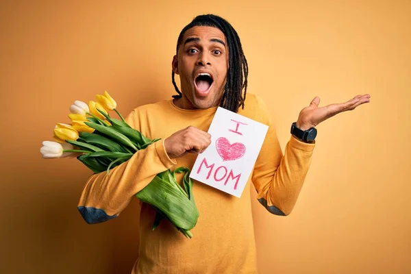 Africano Americano Hombre Sosteniendo Amor Mamá Mensaje Papel Tulipanes Celebrando — Foto de Stock