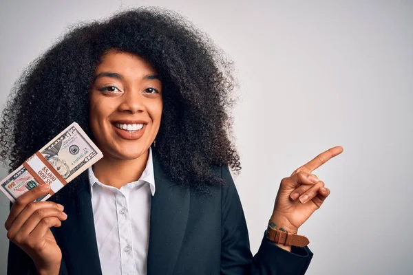現金の紙幣の束を保持しているアフロの髪を持つ若いアフリカ系アメリカ人のビジネス女性は非常に幸せなポイントで手と指で側面に — ストック写真