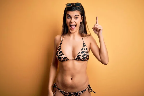 Mulher Morena Bonita Nova Férias Usando Biquíni Swimwear Sobre Fundo — Fotografia de Stock