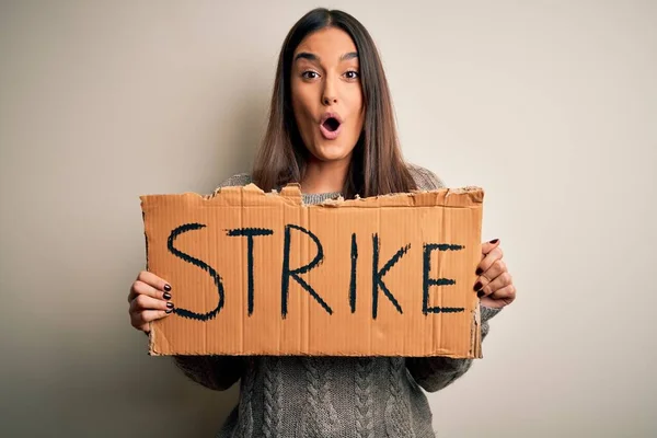 Mladá Krásná Brunetka Aktivistka Protestující Proti Držení Plakátu Stávkovým Vzkazem — Stock fotografie