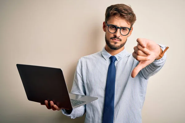 Joven Hombre Negocios Con Gafas Trabajo Utilizando Portátil Pie Sobre —  Fotos de Stock