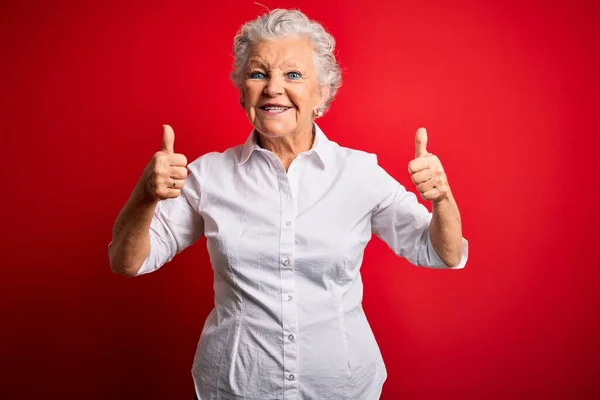 Senior Schöne Frau Elegantem Hemd Steht Über Isolierten Roten Hintergrund — Stockfoto