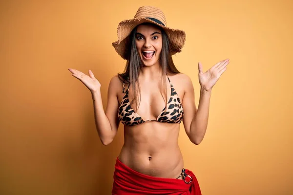 Mulher Morena Bonita Jovem Férias Vestindo Maiô Chapéu Verão Comemorando — Fotografia de Stock