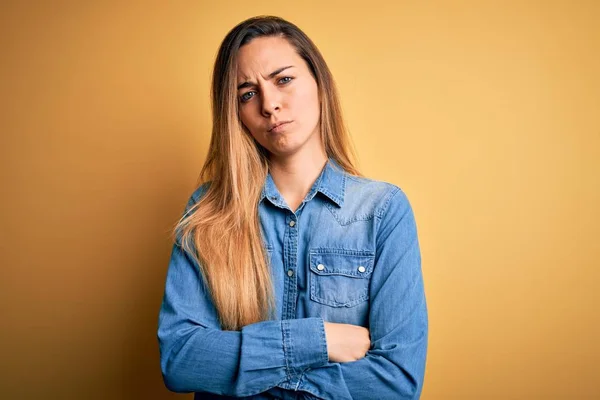 Junge Schöne Blonde Frau Mit Blauen Augen Jeanshemd Über Gelbem — Stockfoto