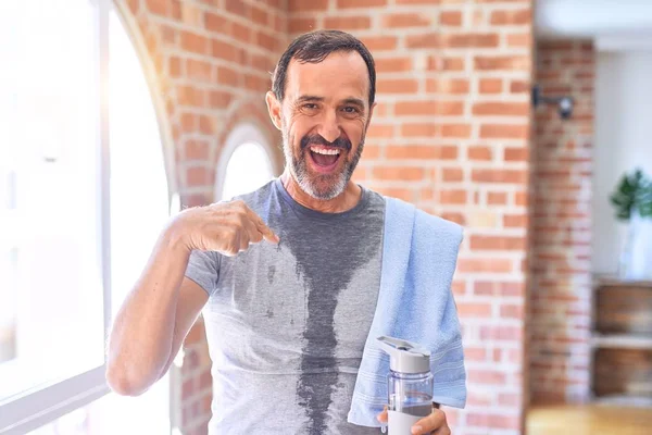 Deportista Guapo Mediana Edad Sudoroso Sosteniendo Botella Agua Toalla Después —  Fotos de Stock