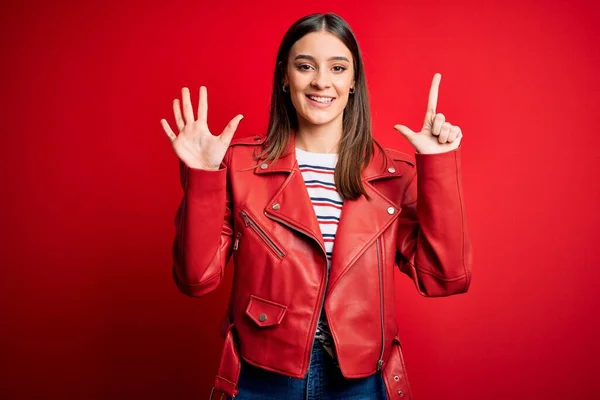 Jovem Bela Mulher Morena Vestindo Jaqueta Casual Sobre Fundo Vermelho — Fotografia de Stock