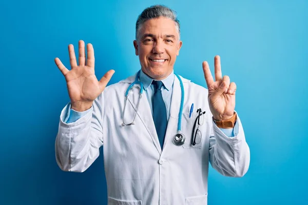 Orta Yaşlı Yakışıklı Gri Saçlı Ceketli Mavi Steteskop Takan Doktor — Stok fotoğraf