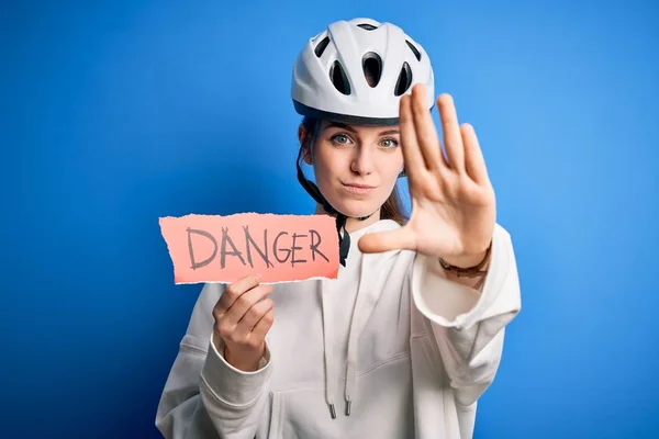 Jeune Belle Cycliste Rousse Femme Portant Casque Vélo Tenant Danger — Photo