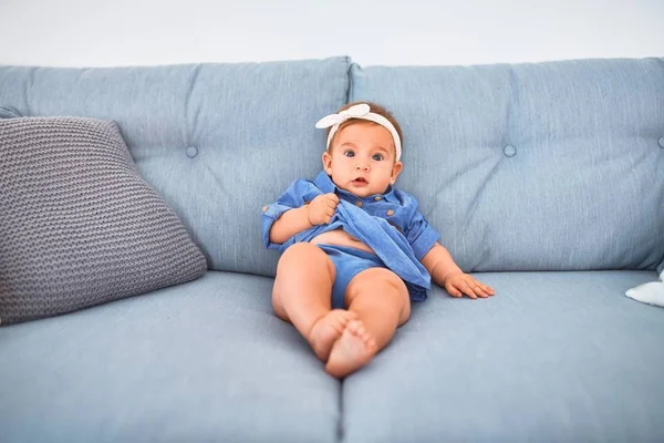 Entzückendes Baby Das Hause Auf Dem Sofa Liegt Neugeborenes Entspannt — Stockfoto