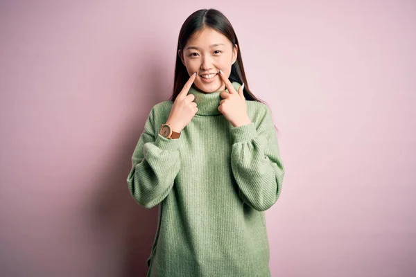 Jonge Mooie Aziatische Vrouw Dragen Groene Winter Trui Roze Gesoldeerde — Stockfoto