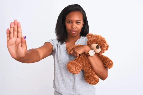 Joven Mujer Afroamericana Sosteniendo Osito Peluche Sobre Fondo Aislado Con —  Fotos de Stock