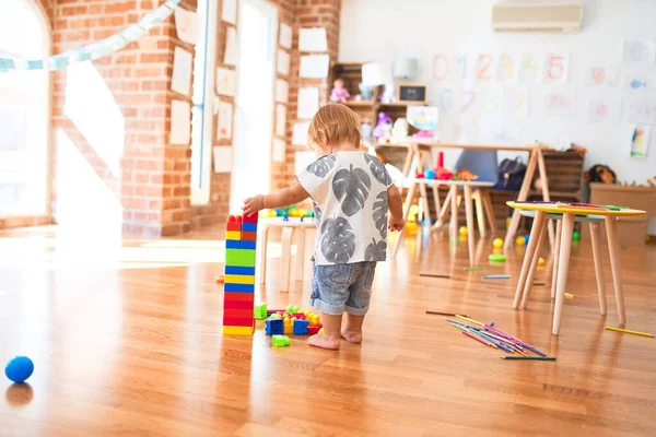 Bedårande Barn Som Leker Med Byggstenar Runt Massor Leksaker Dagis — Stockfoto
