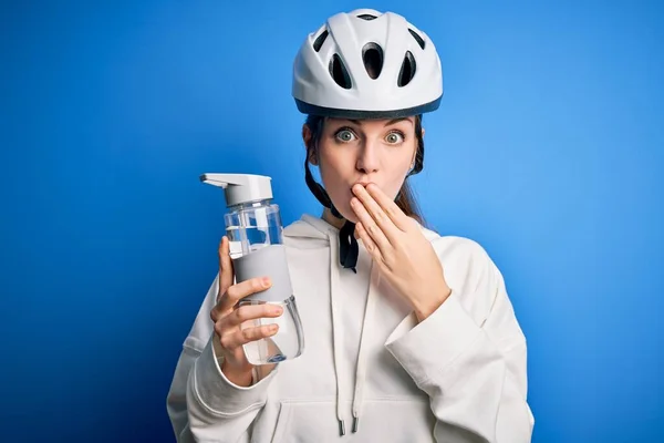 Mladý Krásný Ryšavý Cyklistka Žena Nošení Kolo Helma Pití Láhev — Stock fotografie