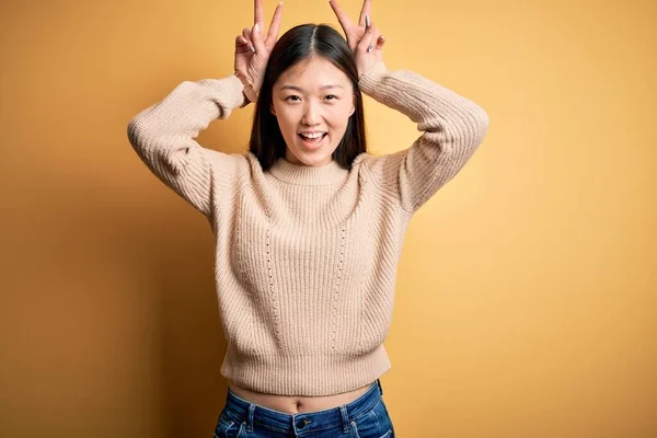 Jonge Mooie Aziatische Vrouw Dragen Casual Trui Geel Geïsoleerde Achtergrond — Stockfoto