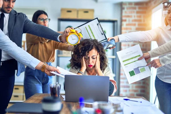 Grupo Empresários Que Trabalham Conjunto Parceiros Salientando Deles Escritório — Fotografia de Stock