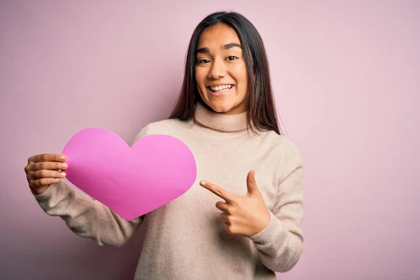 Jovem Bela Mulher Asiática Segurando Coração Rosa Sobre Fundo Isolado — Fotografia de Stock