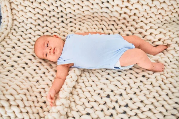 Adorable Bebé Acostado Sofá Sobre Una Manta Casa Recién Nacido —  Fotos de Stock