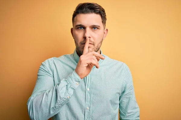 Young Business Man Blue Eyes Wearing Elegant Green Shirt Yellow — Stock Photo, Image