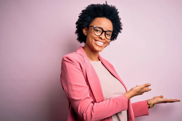 Jeune Belle Afro Afro Américaine Femme Affaires Aux Cheveux Bouclés — Photo