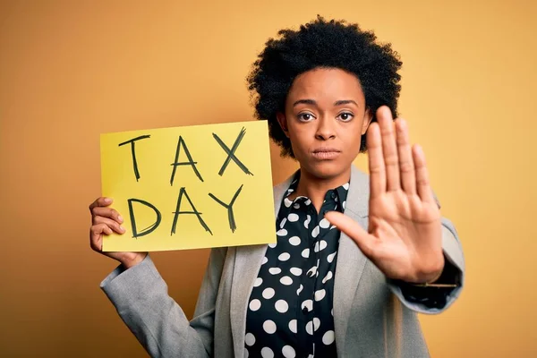 Jonge Afro Amerikaanse Afro Vrouw Met Krullend Haar Vasthouden Papier — Stockfoto