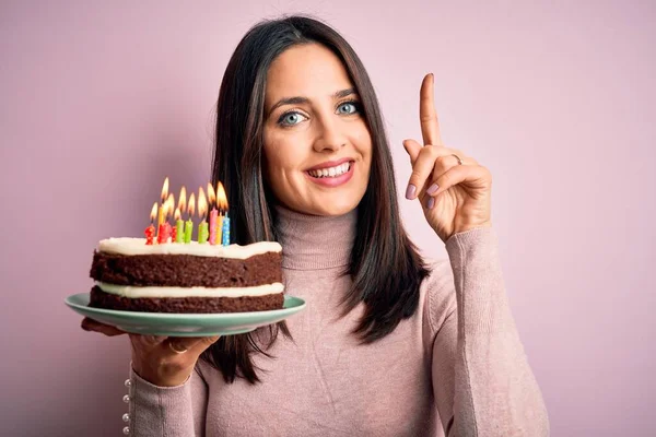 Mujer Joven Con Ojos Azules Sosteniendo Pastel Cumpleaños Con Velas — Foto de Stock