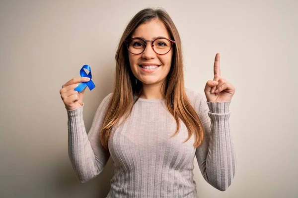 Jovem Loira Segurando Consciência Câncer Próstata Fazendo Campanha Fita Azul — Fotografia de Stock