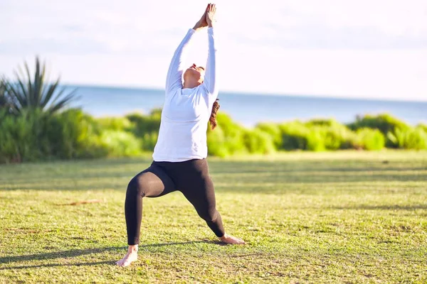 Junge Schöne Sportlerin Praktiziert Yoga Trainer Lehrt Krieger Park Posieren — Stockfoto