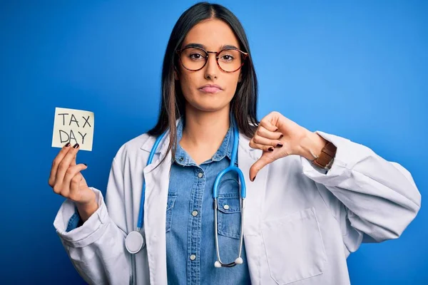 Jovem Médica Usando Estetoscópio Segurando Papel Com Mensagem Dia Fiscal — Fotografia de Stock