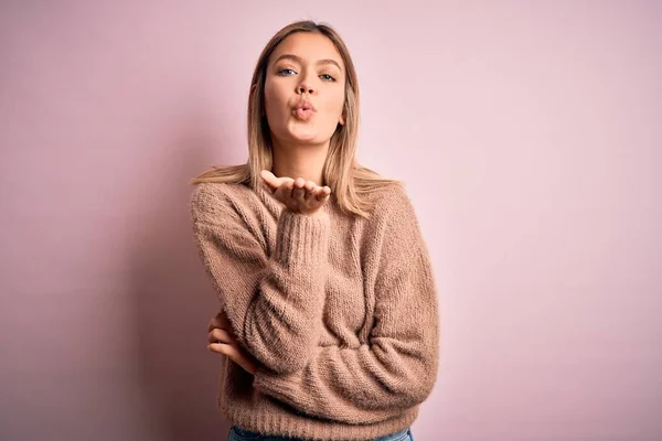 Młoda Piękna Blondynka Ubrana Zimowy Wełniany Sweter Różowym Odizolowanym Tle — Zdjęcie stockowe