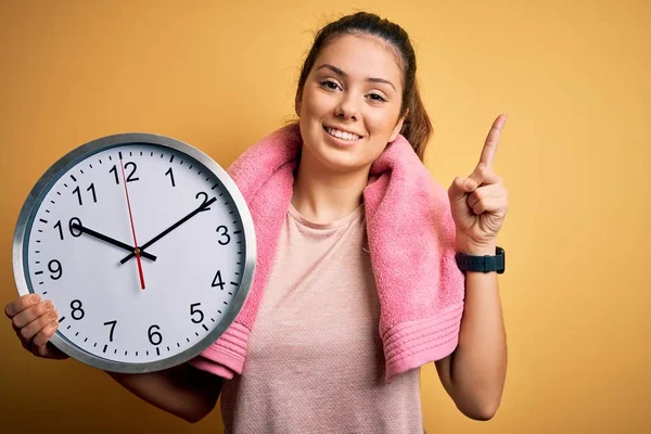 Jonge Mooie Brunette Sportvrouw Dragen Handdoek Doen Countdown Met Behulp — Stockfoto