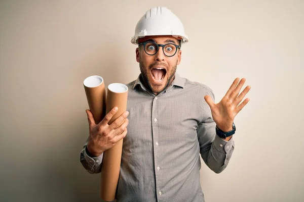 Jovem Arquiteto Homem Vestindo Capacete Empreiteiro Segurando Plano Papel Projeto — Fotografia de Stock