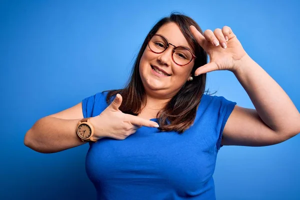 Mooie Brunette Size Vrouw Dragen Casual Shirt Geïsoleerde Blauwe Achtergrond — Stockfoto