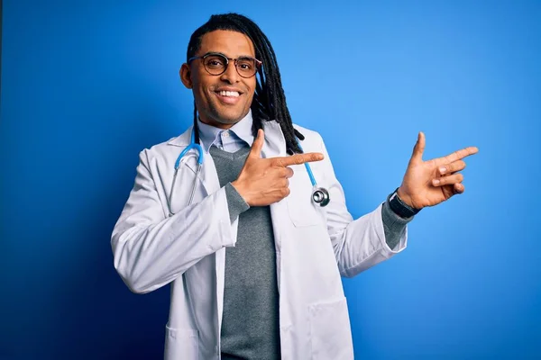 Joven Médico Afroamericano Con Rastas Usando Estetoscopio Gafas Sonriendo Mirando — Foto de Stock