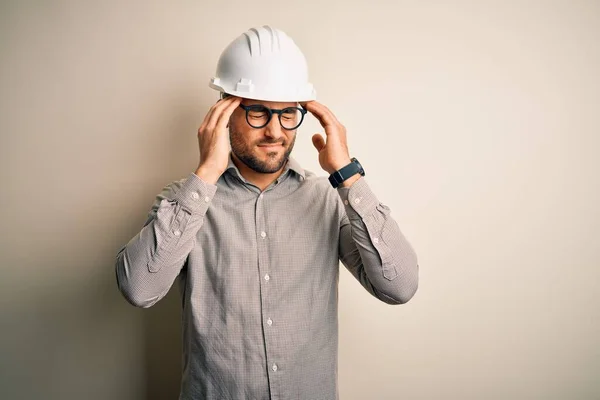 Junger Architekt Mann Mit Bauarbeiter Schutzhelm Über Isoliertem Hintergrund Leidet — Stockfoto