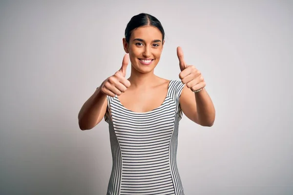 Mujer Morena Hermosa Joven Con Vestido Rayas Casuales Sobre Fondo — Foto de Stock