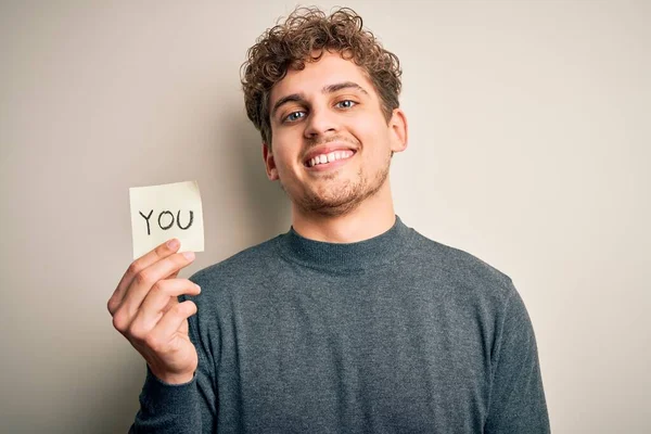 Jovem Loiro Com Cabelo Encaracolado Segurando Papel Com Você Mensagem — Fotografia de Stock