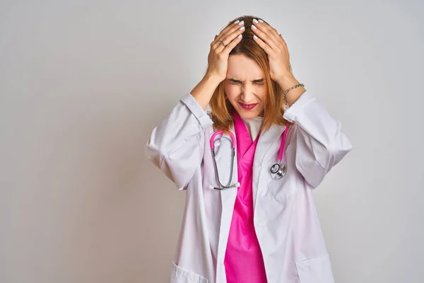 Rödhårig Kaukasiska Läkare Kvinna Bär Rosa Stetoskop Över Isolerade Bakgrund — Stockfoto