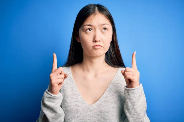 Jonge Mooie Aziatische Vrouw Het Dragen Van Casual Trui Staan — Stockfoto