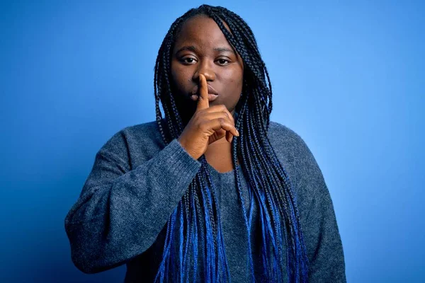 African American Size Woman Braids Wearing Casual Sweater Blue Background — Stock Photo, Image