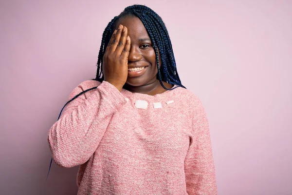 Afro Amerikaanse Size Vrouw Met Vlechten Dragen Casual Trui Roze — Stockfoto