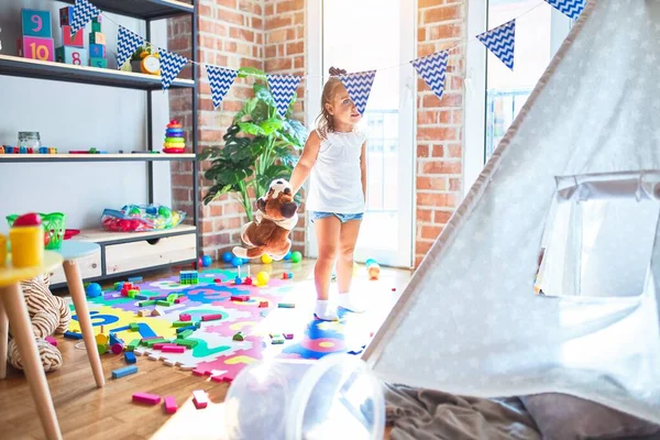 Junge Schöne Blonde Mädchen Kind Genießen Spielschule Mit Spielzeug Kindergarten — Stockfoto