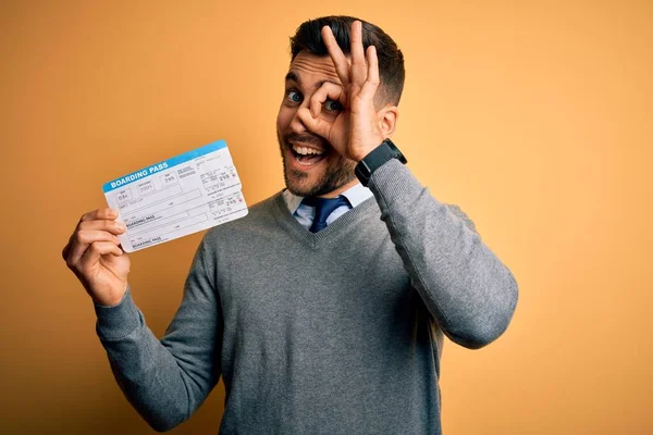 Jonge Knappe Toerist Met Vakantie Boarding Plass Geel Geïsoleerde Achtergrond — Stockfoto