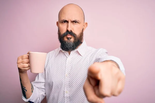 Hombre Calvo Guapo Con Barba Tatuaje Bebiendo Taza Café Sobre —  Fotos de Stock