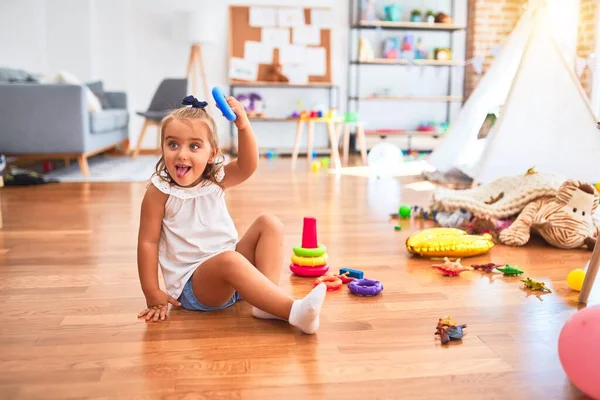 Junge Schöne Blonde Mädchen Kind Genießt Spielschule Mit Spielzeug Kindergarten — Stockfoto